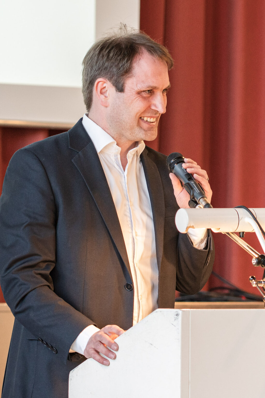 Andreas Scheuss als neu gewählter Parlamentspräsident greift an ein Mikrofon